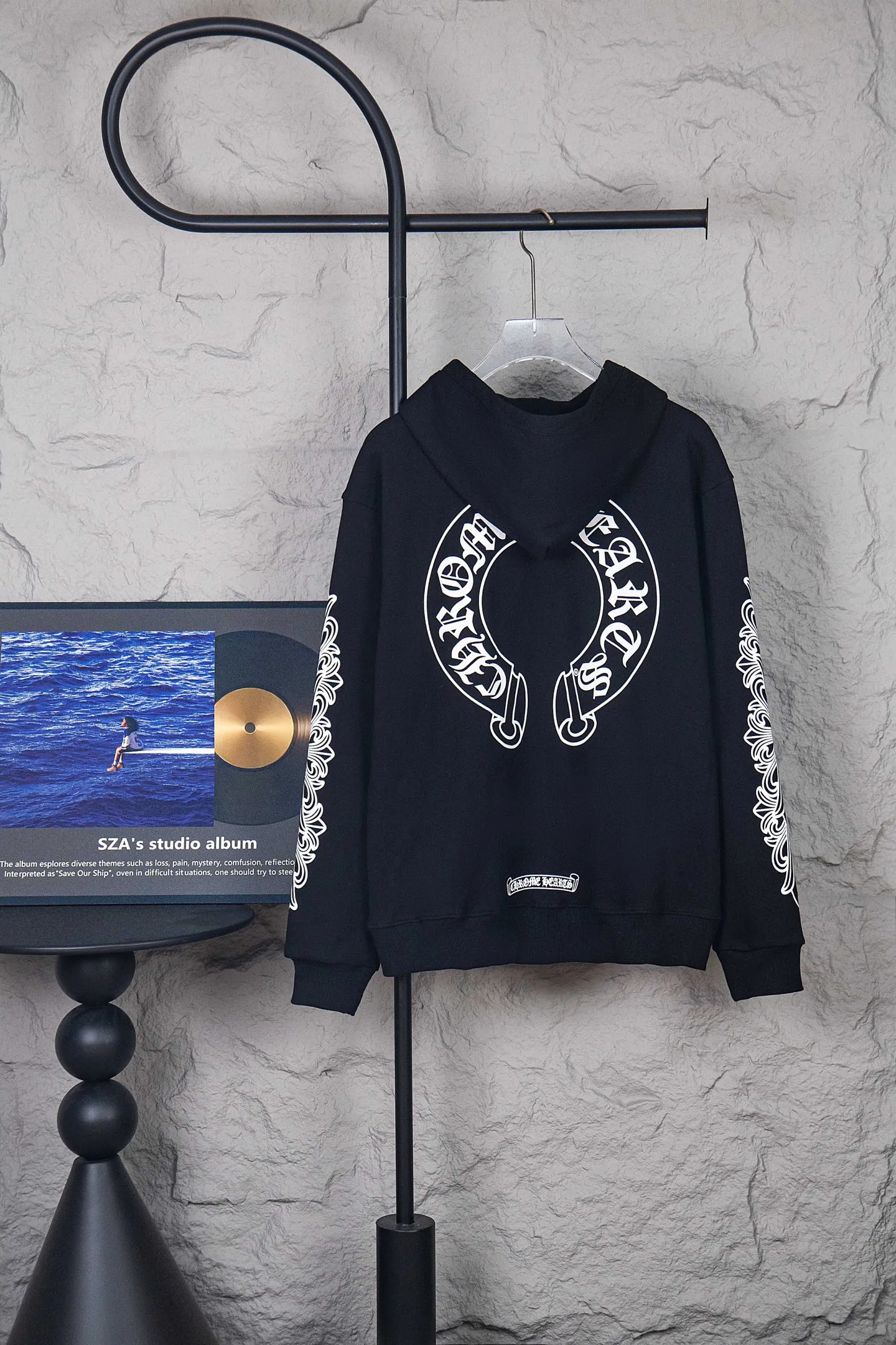P310 ChromeHearts 25 early autumn floral arm horseshoe hooded sweatshirt Sanskrit letter rattan flower cross horseshoe hooded sweatshirt The fabric is made of 440g pure cotton terry with matching threads Imported printing Original custom-made Hardware Color: Black Size: S-XL
